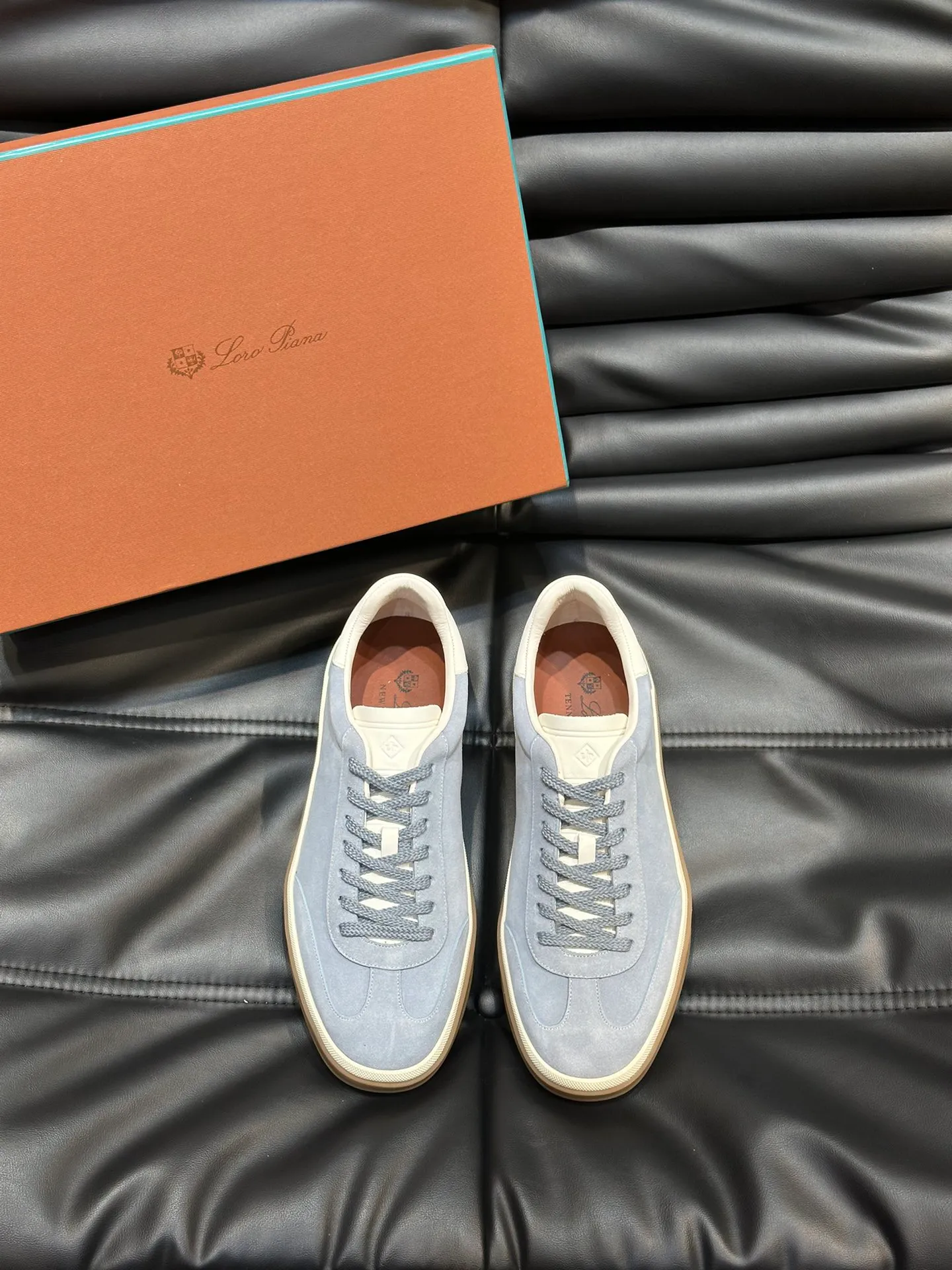 p420 Men's Shoes New 🆕Lp Old Money Style Men's Low-top Casual Tennis Shoes Loro Piana's high-end series has launched sports shoe styles made of soft cowhide. The breathable properties and flexible texture of natural materials make the sneakers both functional and comfortable. The high-quality metal-free tanning and tumble process highlights the natural texture of the leather, while the camel-colored sole and white rubber trim create a double-layer sole effect, making it an everyday shoe that can easily create a lazy and casual style! Size: 39-44 (45, 46 customized